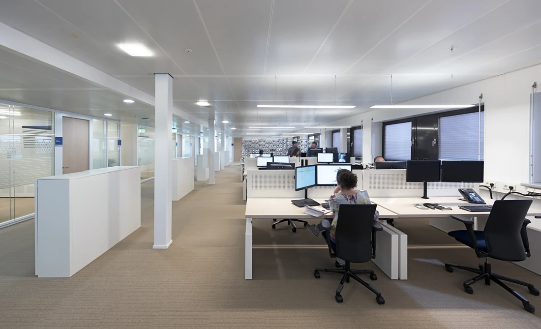 The planners selected a mixture of wide-area and selective lighting using Nimbus luminaires from the Modul Q and Modul R ranges in the zones with the desktop workplaces. Photo: Roos Aldershoff <br />